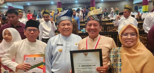 Plt Gubri Serahkan Penghargaan Para Pejuang Riau