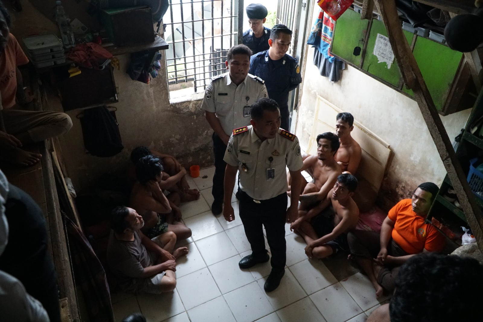 Deteksi Dini Gangguan Kamtib, Petugas Rutan Dumai Kontrol Kamar Hunian WBP