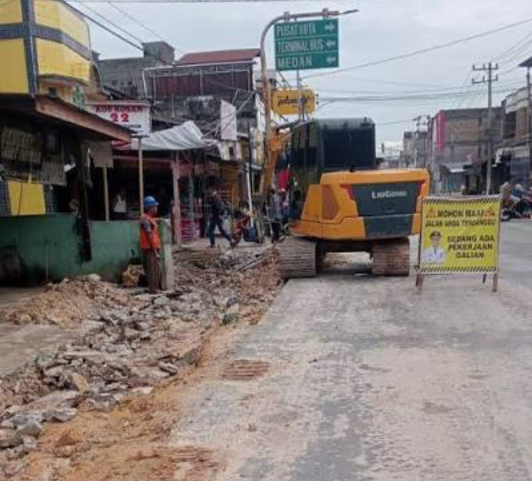 Ada Proyek, Tapi Informasinya Tak Terlihat, Galian Parit Jalan Tegalega Dipertanyakan